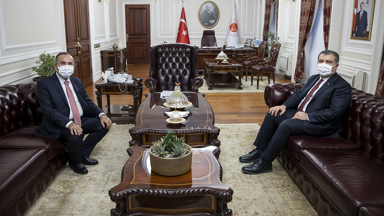 Yeni adımlar yolda! Bakan Koca ve Bakan Bozdağ sağlıkta zorlama için bir araya geldi haberi