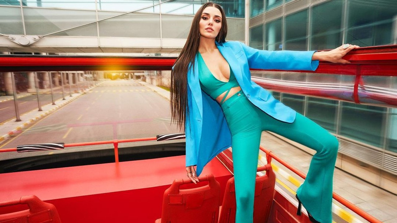 Hande Erçel mayoyu giydi