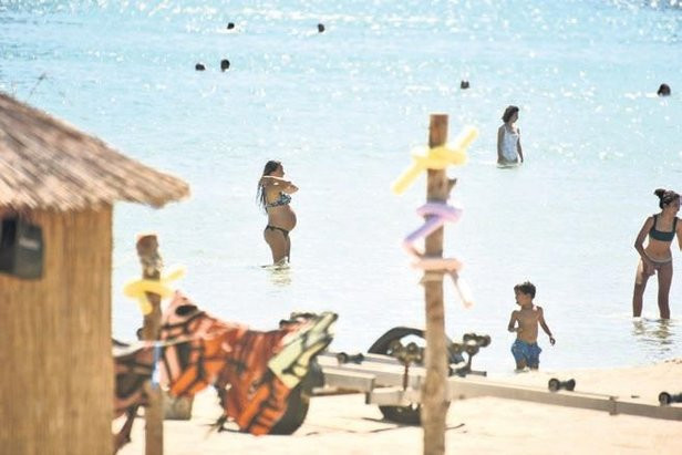 Bebek bekleyen Gupse Özay'ın deniz keyfi