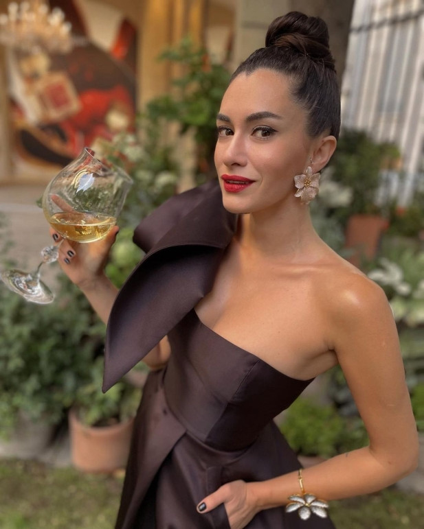 Hande Doğandemir Fransa'dan havasını attı