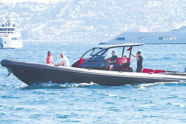 Süreyya Yalçın Bodrum'da koruma ordusuyla tatil yapıyor