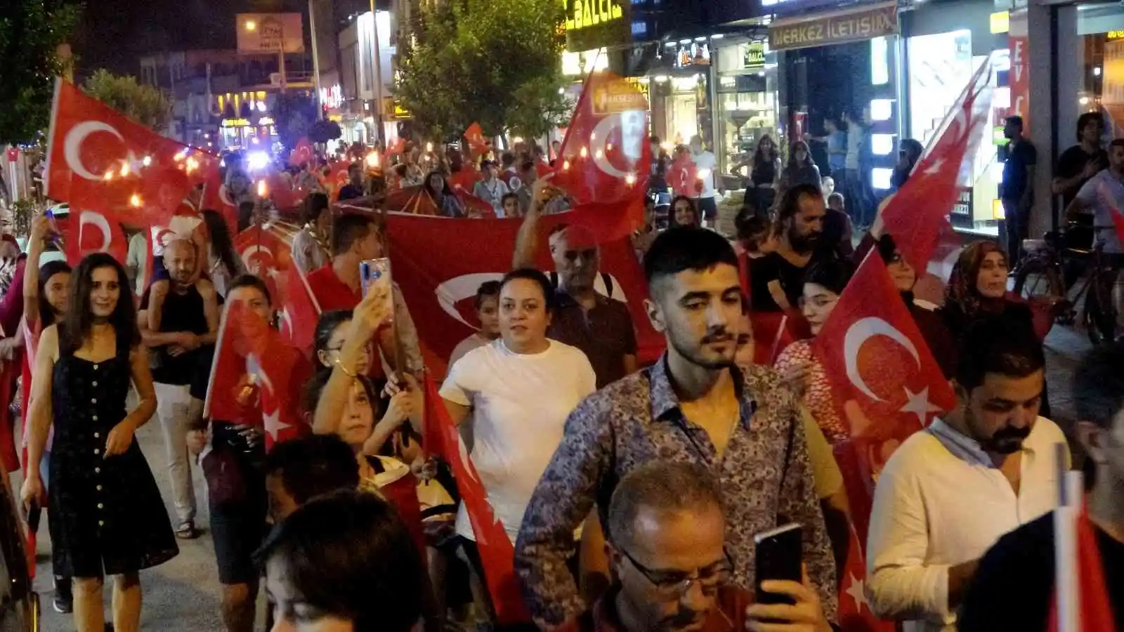 30 Ağustos Zafer Bayramı’nın 100. yılında Osmaniye’de fener alayı düzenlendi