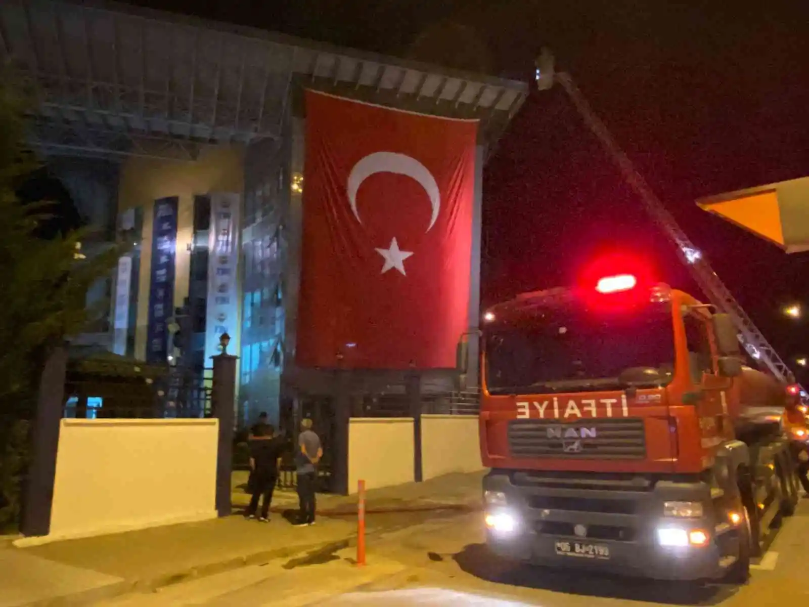 Ankara'da okul dış mantolamasında yangın