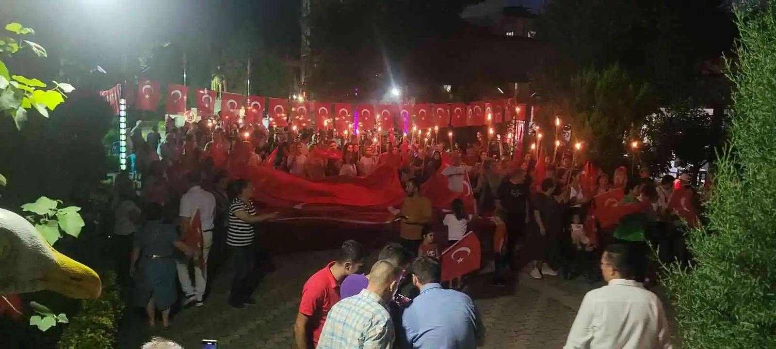 Binlerce kişi ellerindeki Türk bayraklarıyla yürüdü