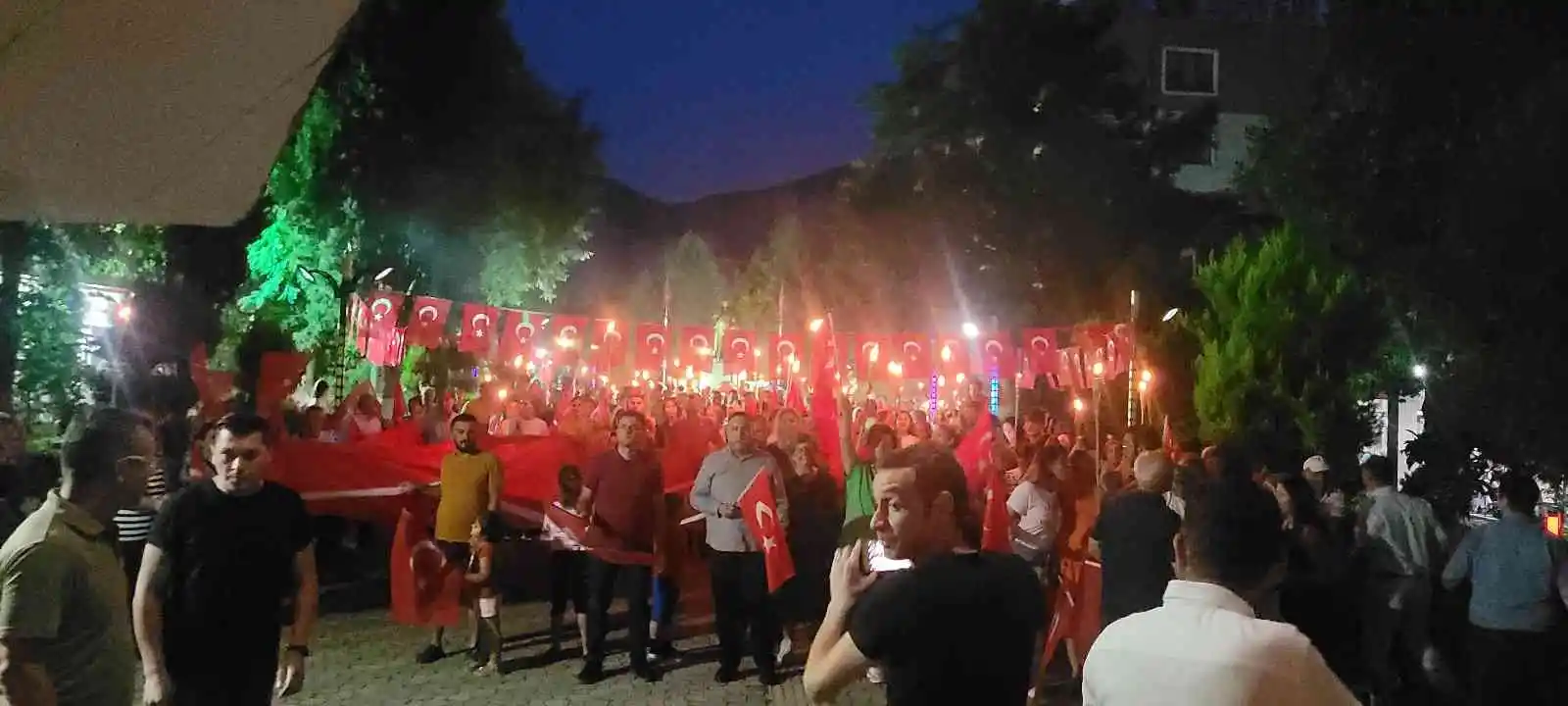 Binlerce kişi ellerindeki Türk bayraklarıyla yürüdü