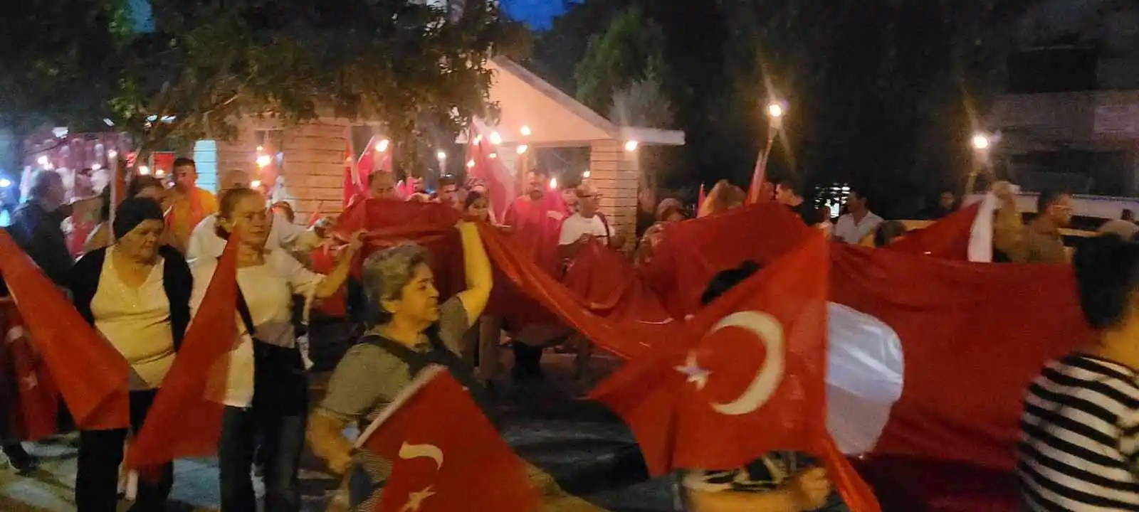 Binlerce kişi ellerindeki Türk bayraklarıyla yürüdü