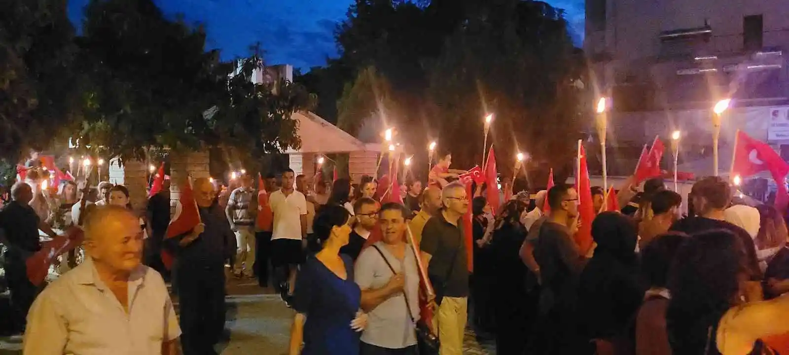 Binlerce kişi ellerindeki Türk bayraklarıyla yürüdü