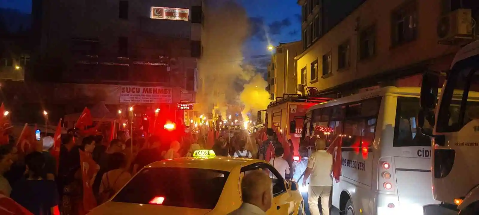 Binlerce kişi ellerindeki Türk bayraklarıyla yürüdü