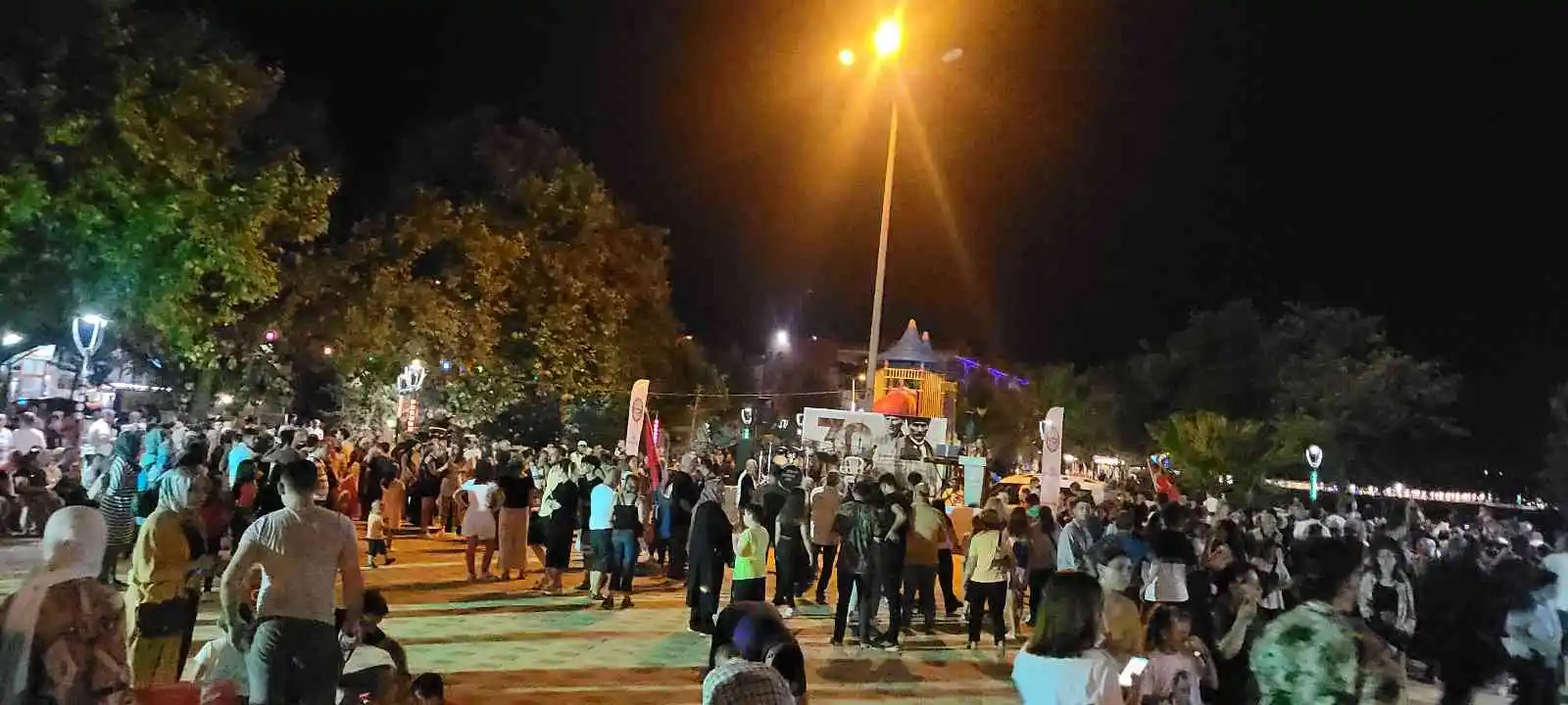 Binlerce kişi ellerindeki Türk bayraklarıyla yürüdü