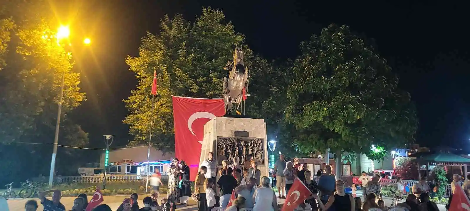 Binlerce kişi ellerindeki Türk bayraklarıyla yürüdü