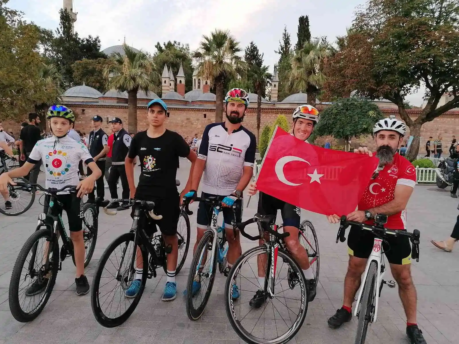 Binlerce kişi fener alayında buluştu