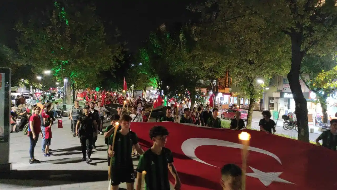 Binlerce kişi fener alayında buluştu