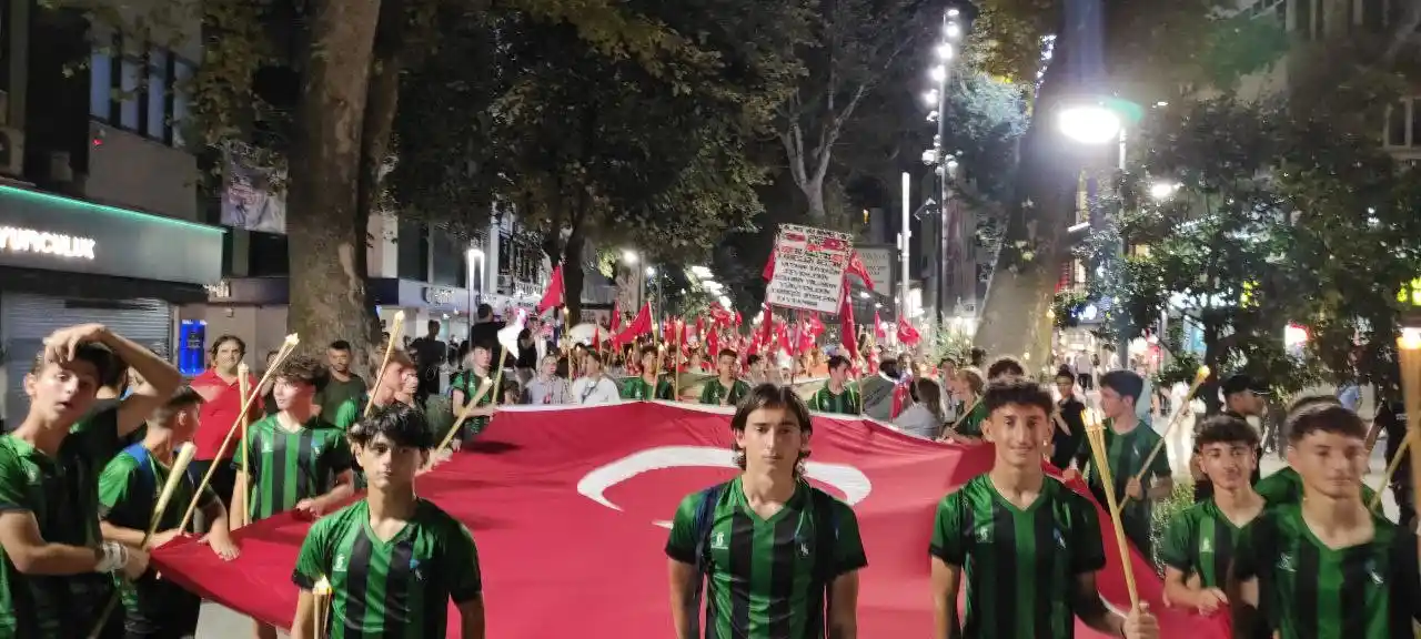 Binlerce kişi fener alayında buluştu