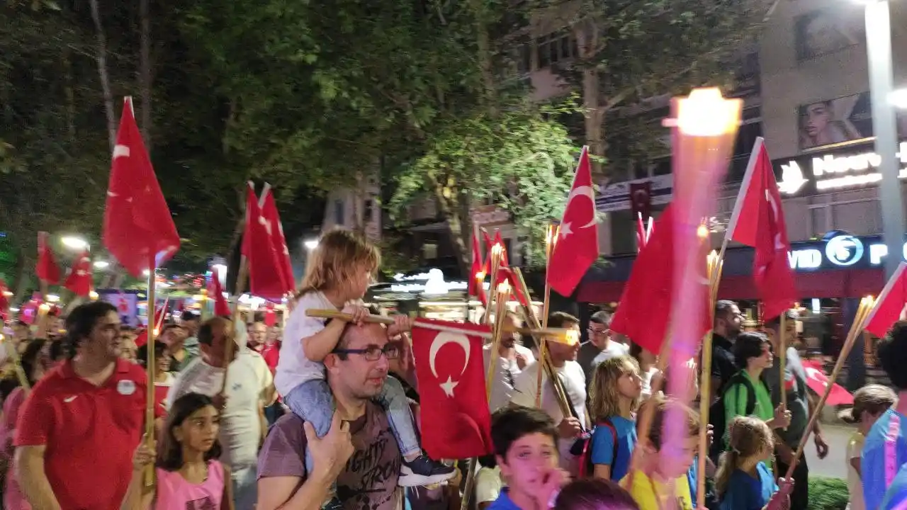 Binlerce kişi fener alayında buluştu