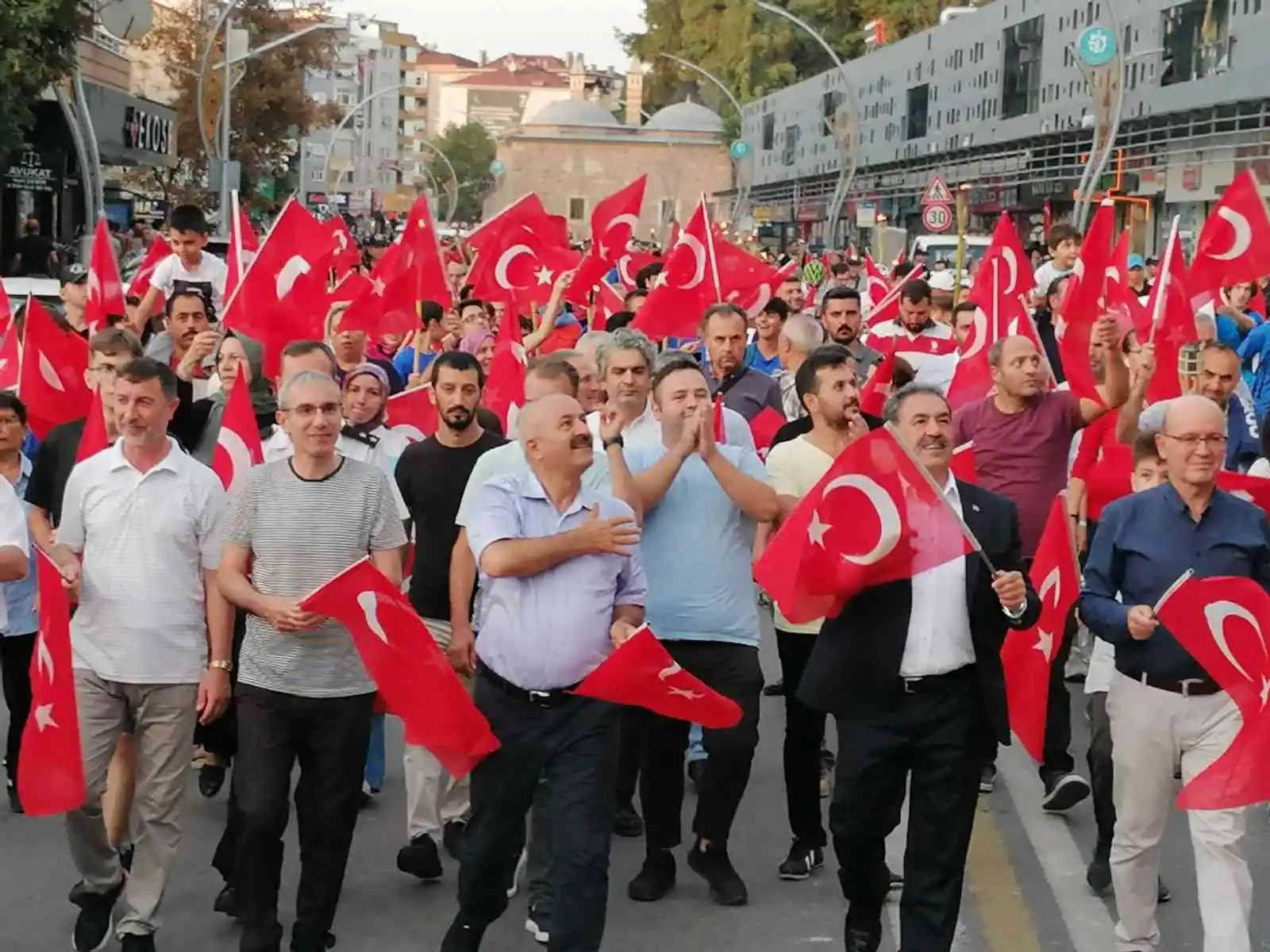 Binlerce kişi fener alayında buluştu
