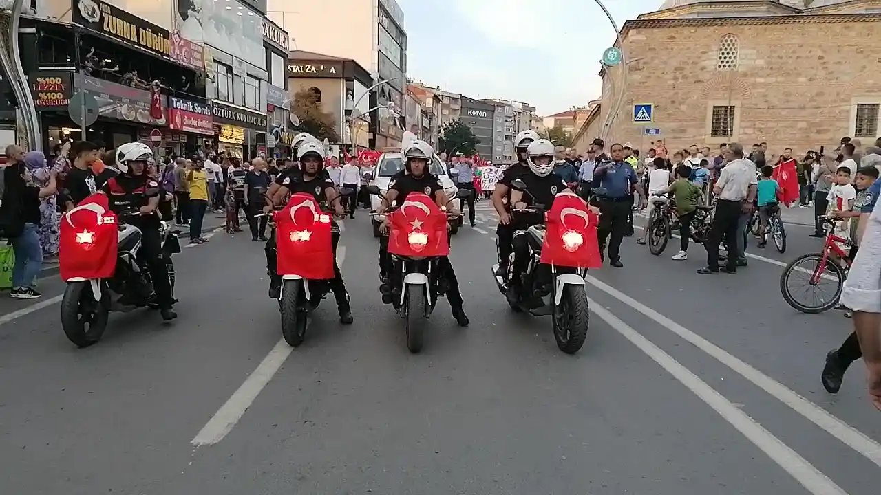 Binlerce kişi fener alayında buluştu