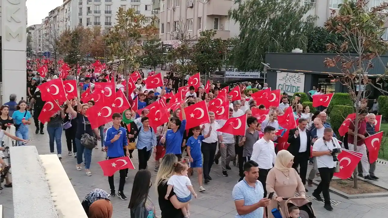 Binlerce kişi fener alayında buluştu