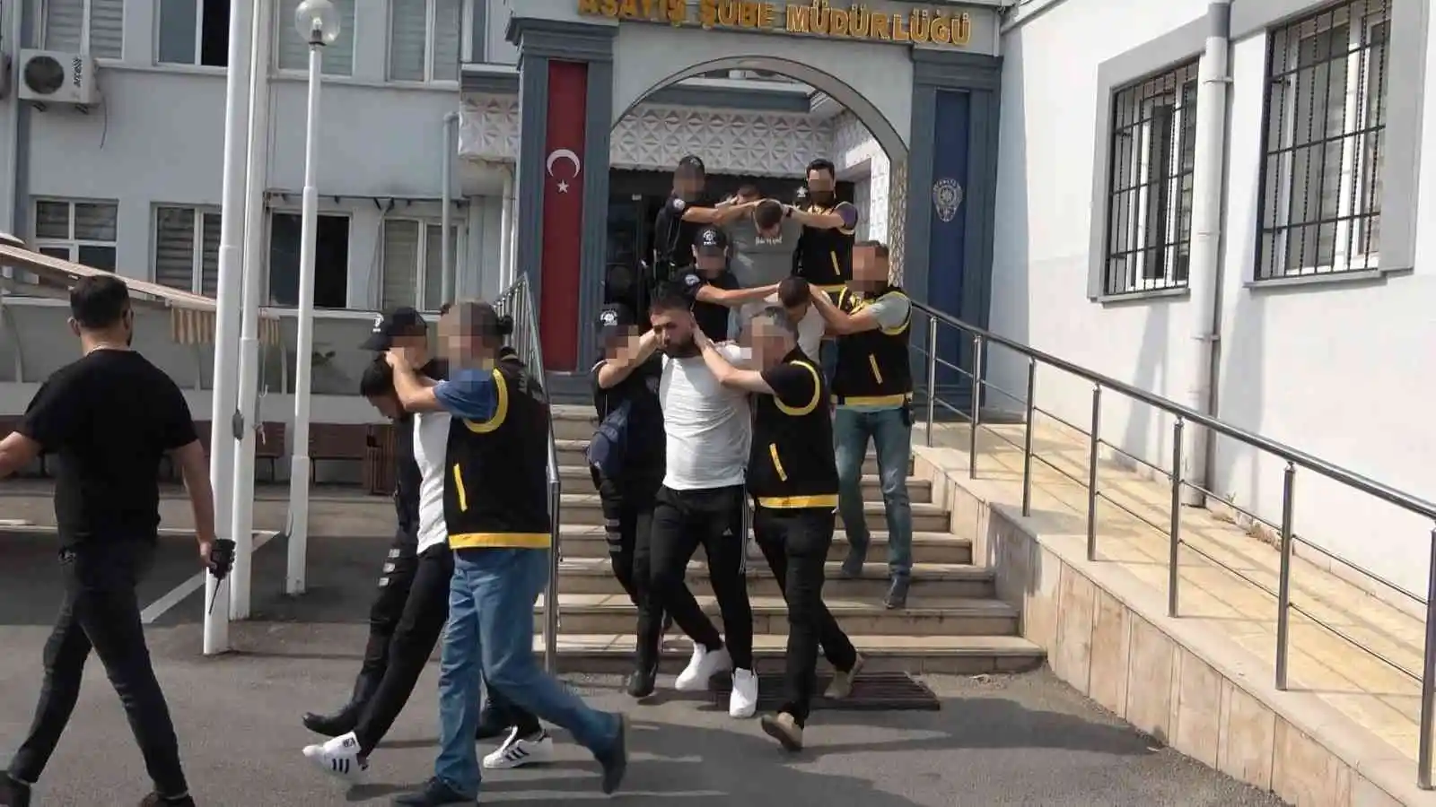 Bursa’da cinayet işleyip İzmir’e kaçan şüphelilerden 3’ü tutuklandı
