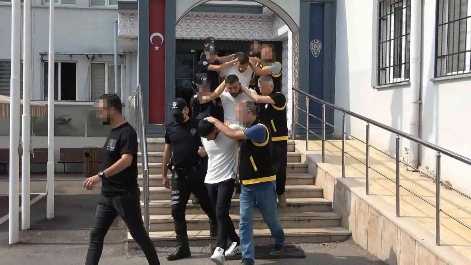 Bursa'da cinayet işleyip İzmir'e kaçan şüphelilerden 3'ü yakalandı
