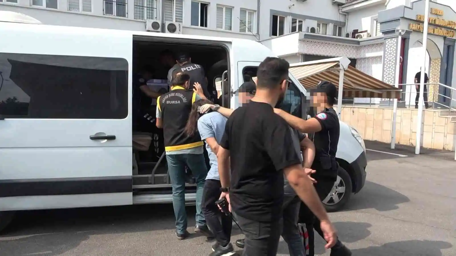 Bursa’da cinayet işleyip İzmir’e kaçan şüphelilerden 3’ü yakalandı

