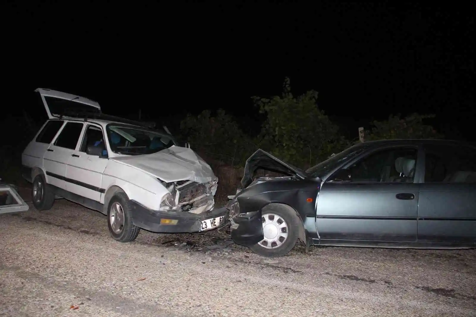 Elazığ'da iki otomobil kafa kafaya çarpıştı: 5 yaralı