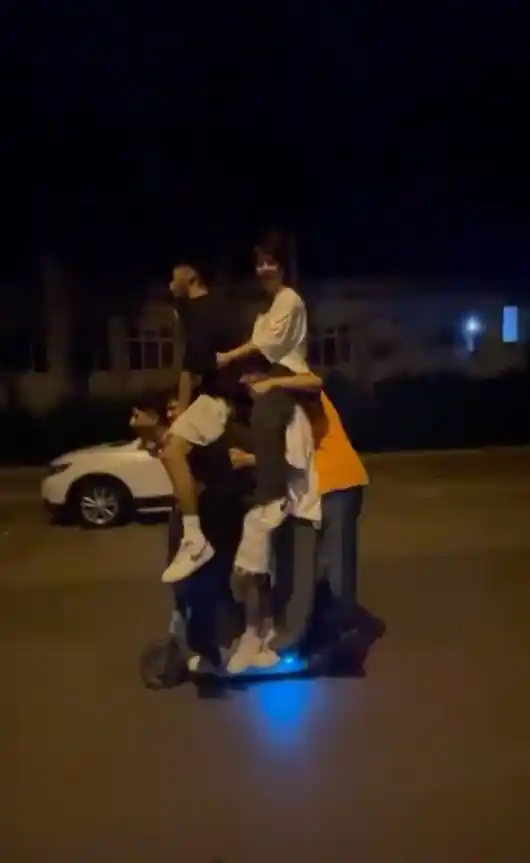 Elektrikli scootere 2'si omuzda 6 kişi bindiler
