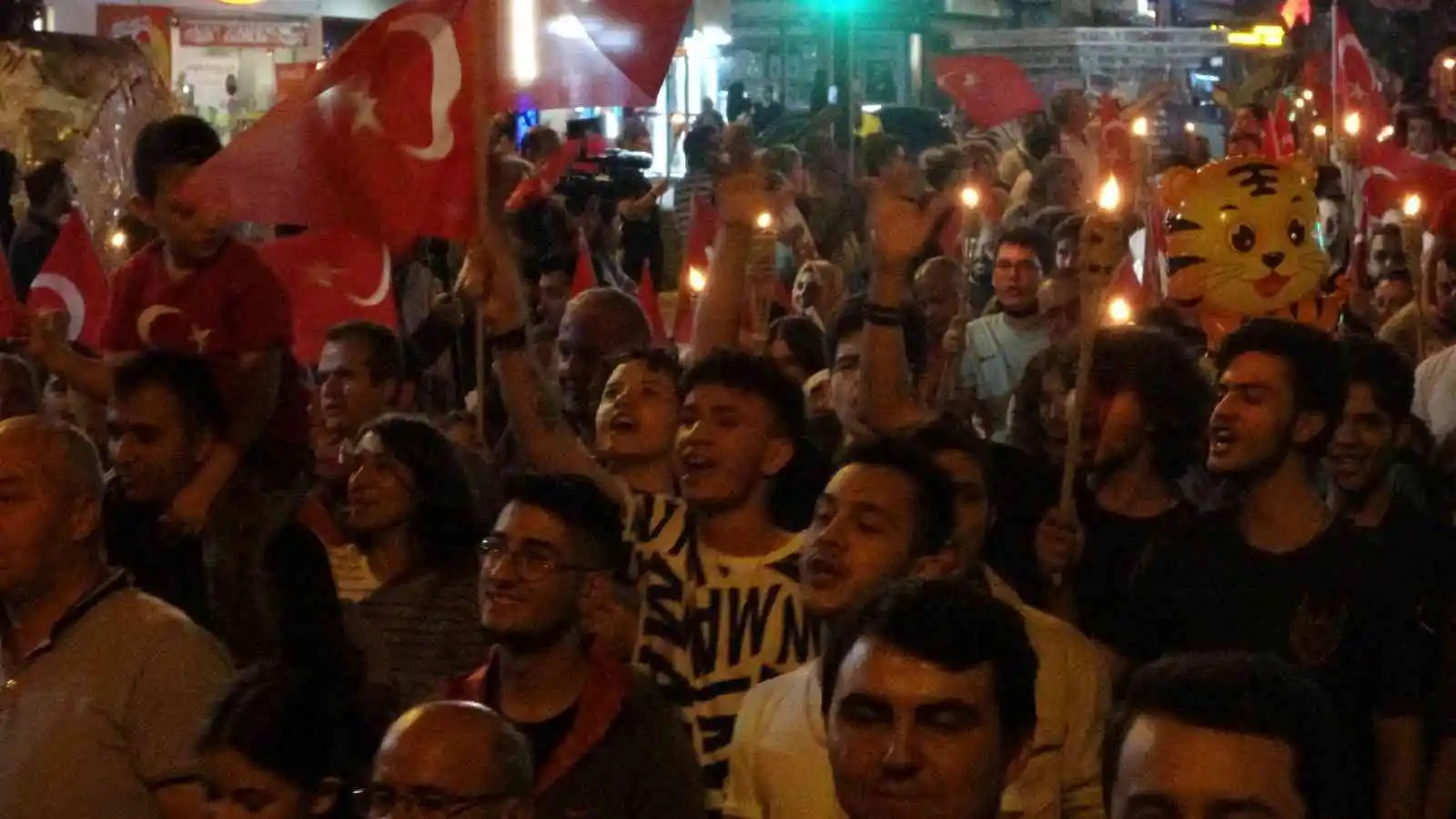 Isparta’da Zafer Bayramı çoşkusu fener alayıyla devam etti
