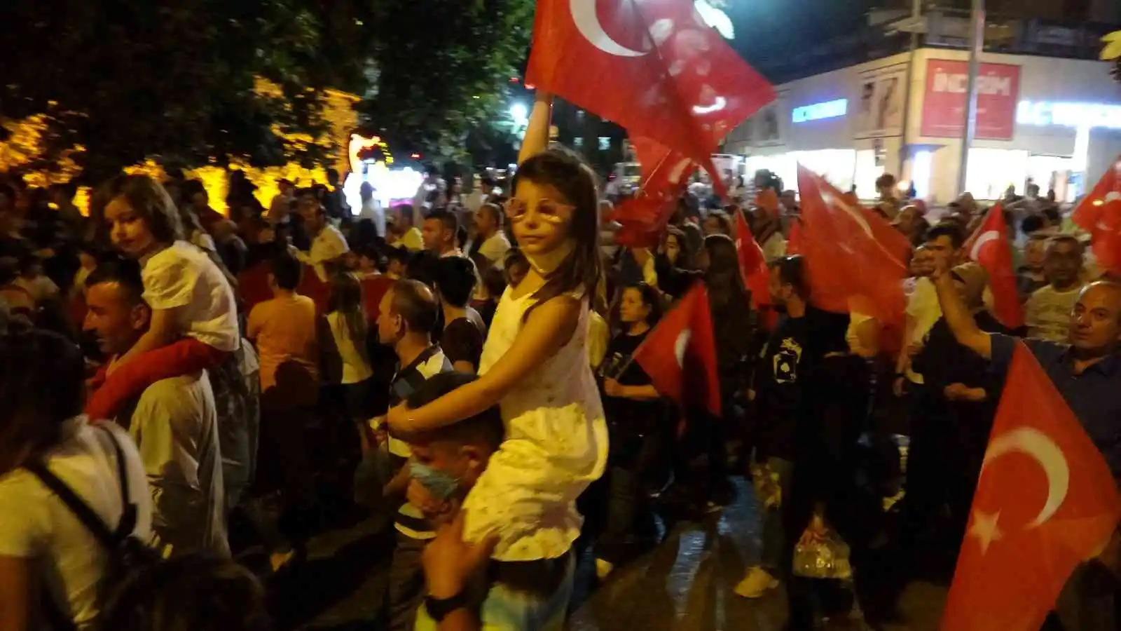 Isparta’da Zafer Bayramı çoşkusu fener alayıyla devam etti