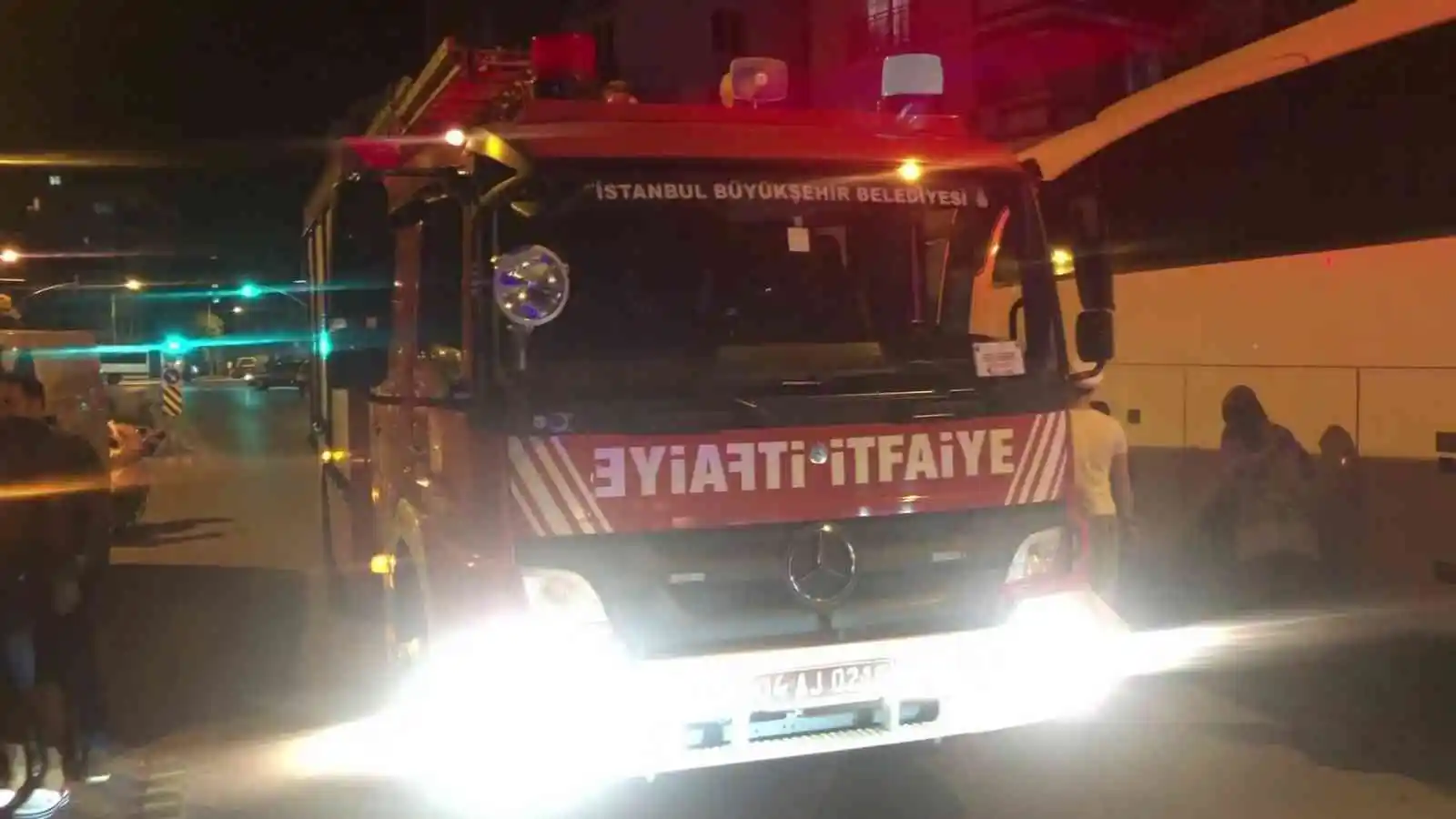 Kartal’da alkollü sürücü iki kişiyi ağır yaraladı
