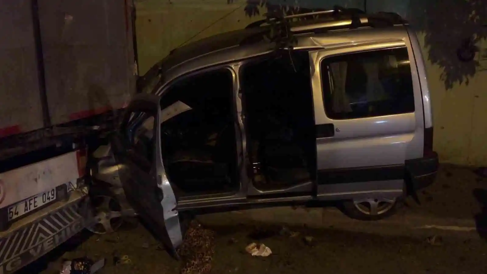 Kartal’da alkollü sürücü iki kişiyi ağır yaraladı
