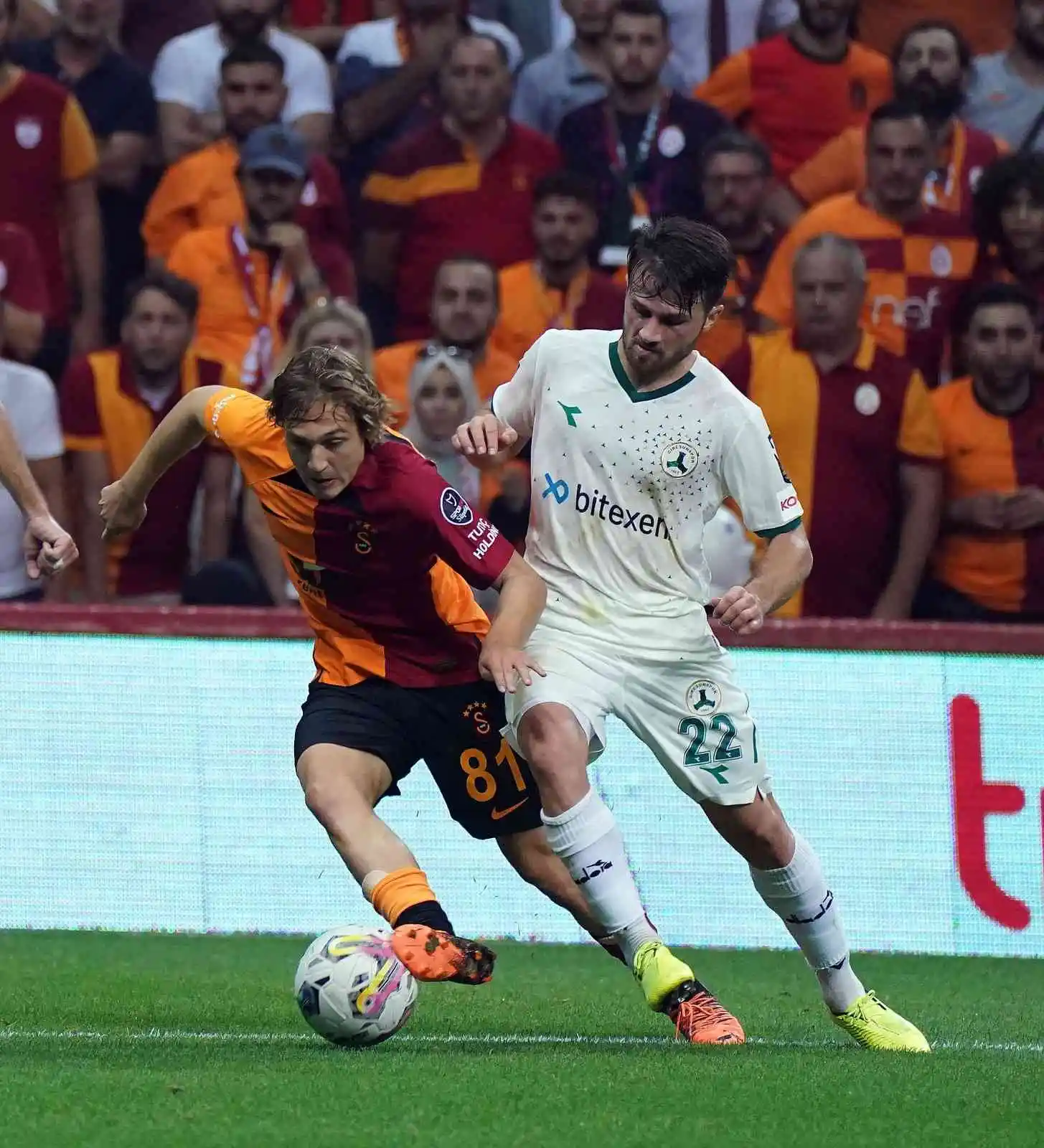 Kazımcan Karataş ve Hamza Akman ilk resmi maçına çıktı
