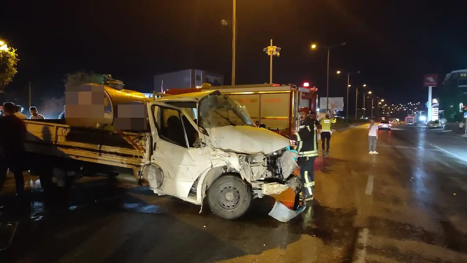 Kula’da süt kamyoneti ile kamyon çarpıştı