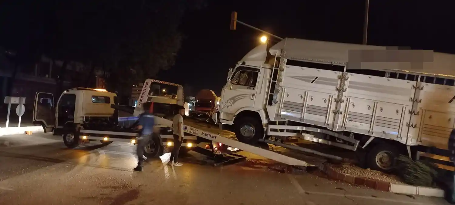 Kula’da süt kamyoneti ile kamyon çarpıştı