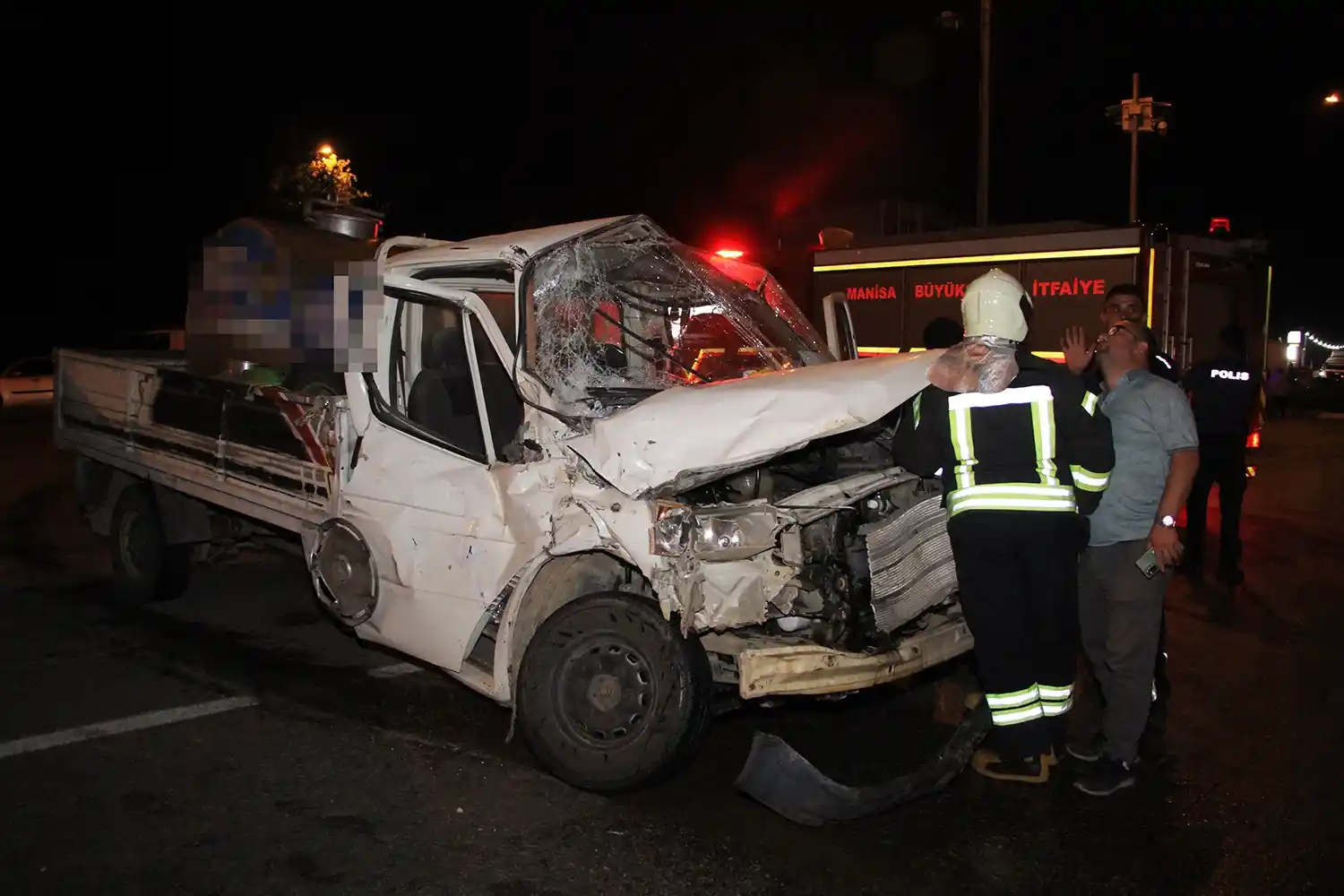Kula’da süt kamyoneti ile kamyon çarpıştı