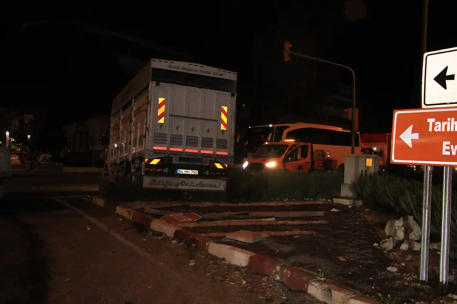 Kula’da süt kamyoneti ile kamyon çarpıştı