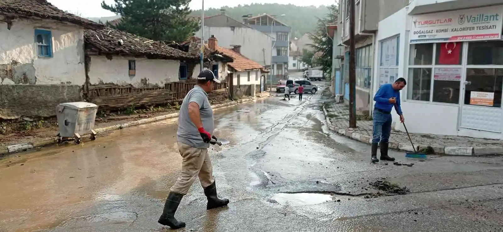 Kuvvetli yağış su taşkınlıklarına sebep oldu
