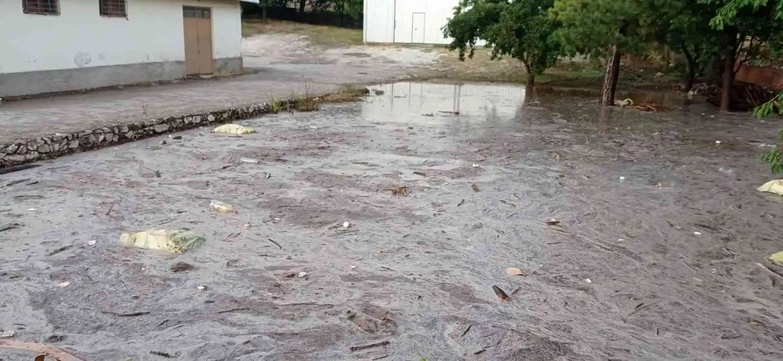 Kuvvetli yağış su taşkınlıklarına sebep oldu
