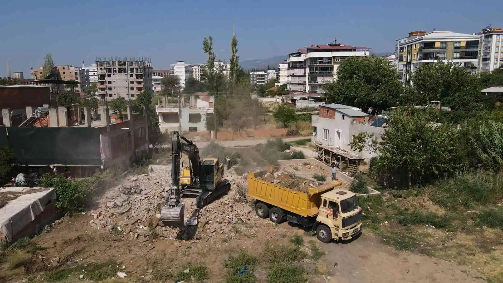 Nazilli’de kamulaştırılan yapılar yıkılarak imar yolları açılıyor
