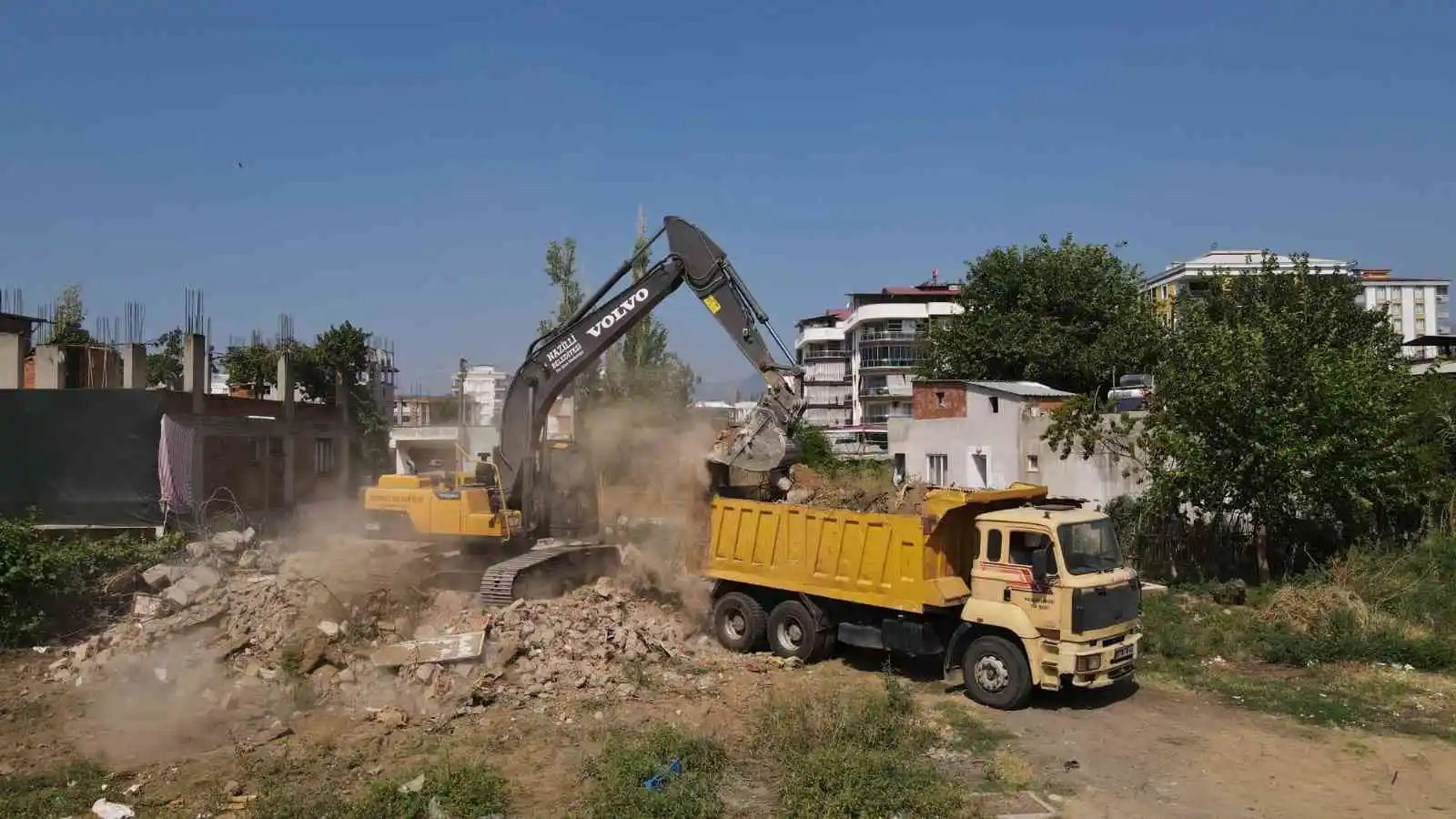 Nazilli’de kamulaştırılan yapılar yıkılarak imar yolları açılıyor
