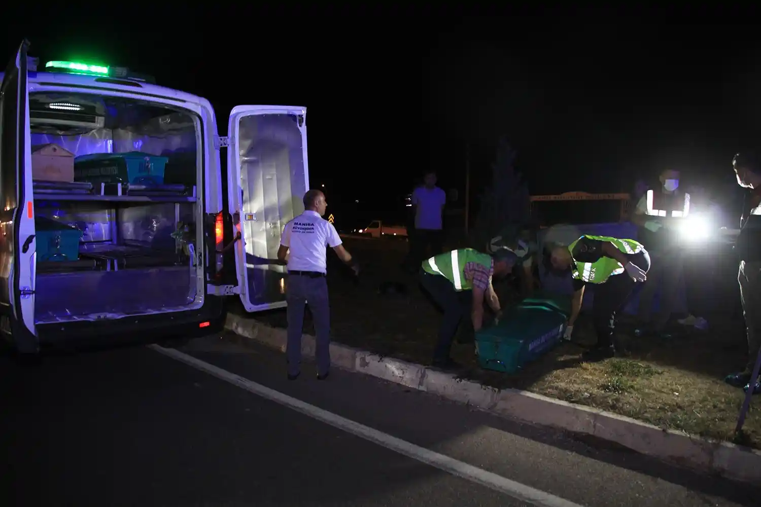 Otomobilin çarptığı elektrikli bisikletteki anne-oğul hayatını kaybetti