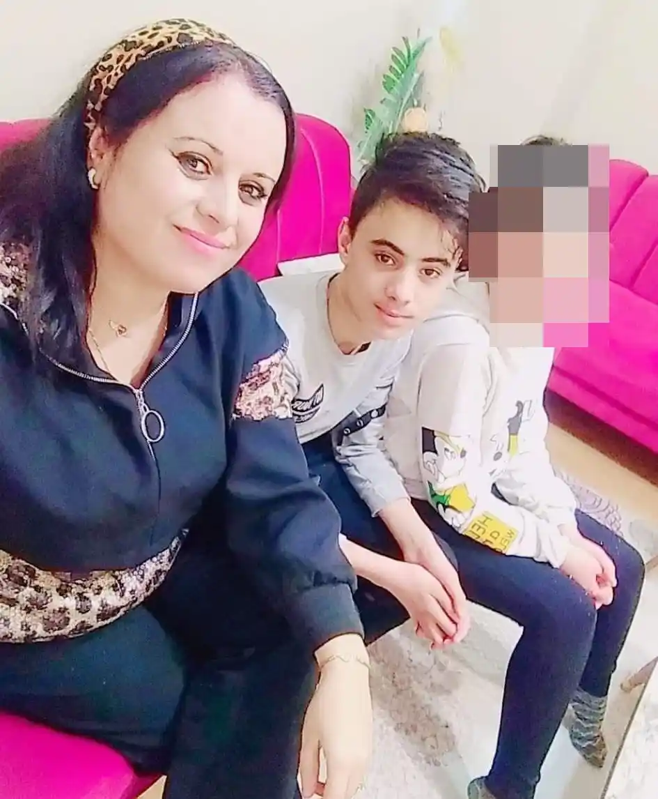 Otomobilin çarptığı elektrikli bisikletteki anne-oğul hayatını kaybetti