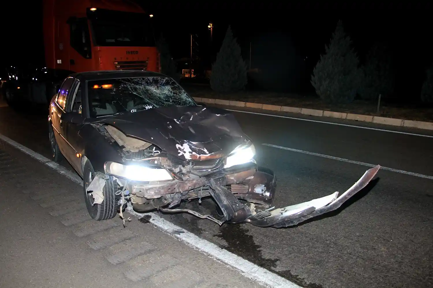 Otomobilin çarptığı elektrikli bisikletteki anne-oğul hayatını kaybetti
