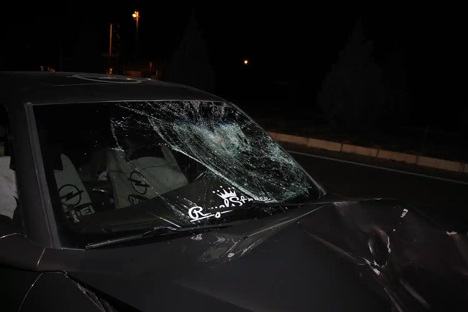 Otomobilin çarptığı elektrikli bisikletteki anne-oğul hayatını kaybetti