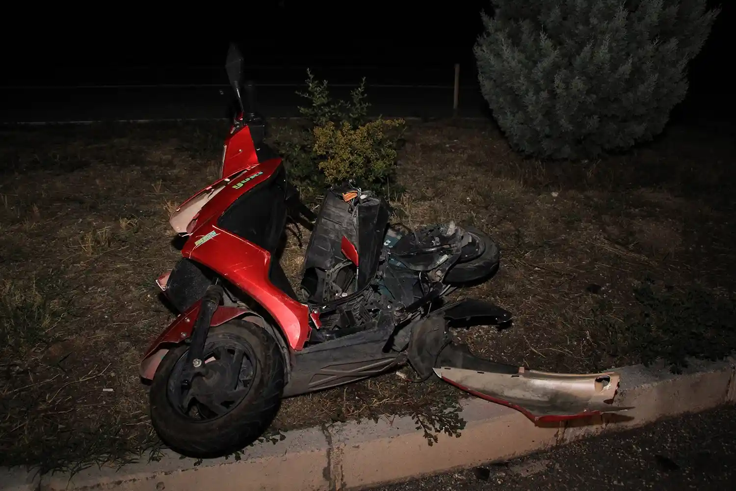 Otomobilin çarptığı elektrikli bisikletteki anne-oğul hayatını kaybetti