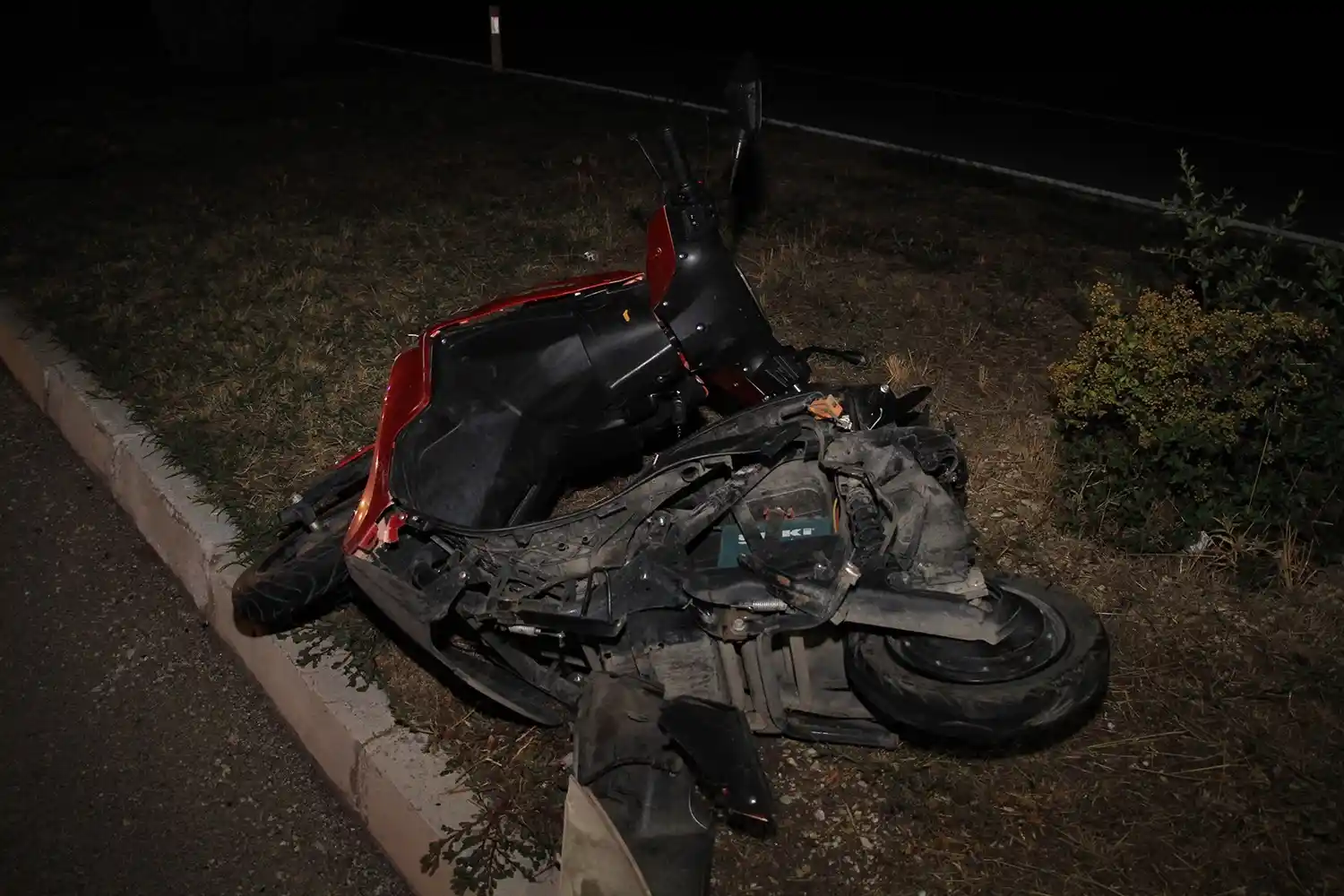 Otomobilin çarptığı elektrikli bisikletteki anne-oğul hayatını kaybetti
