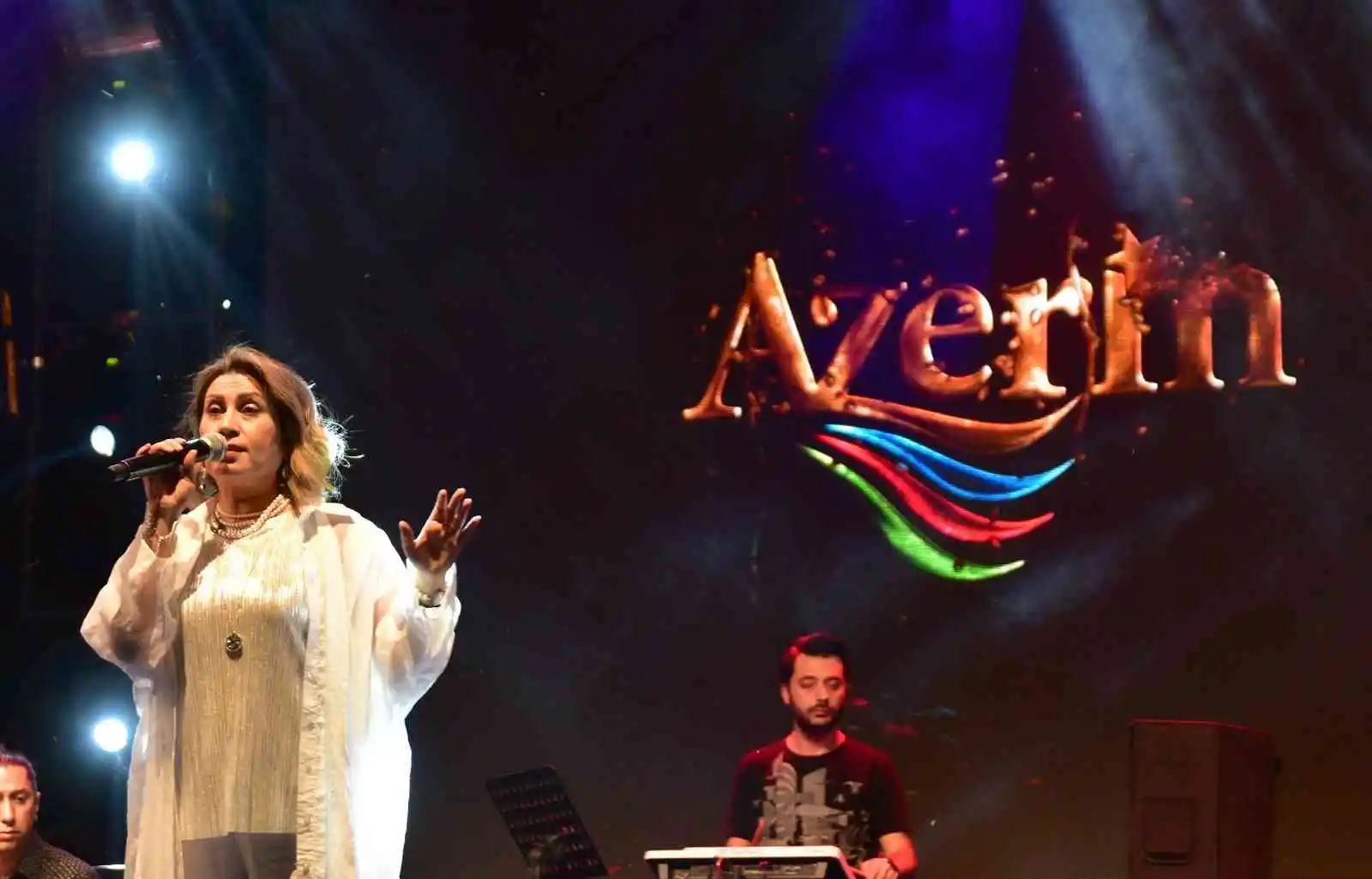 Sanatçı Azerin, Ahlatlılara unutulmaz bir gece yaşattı