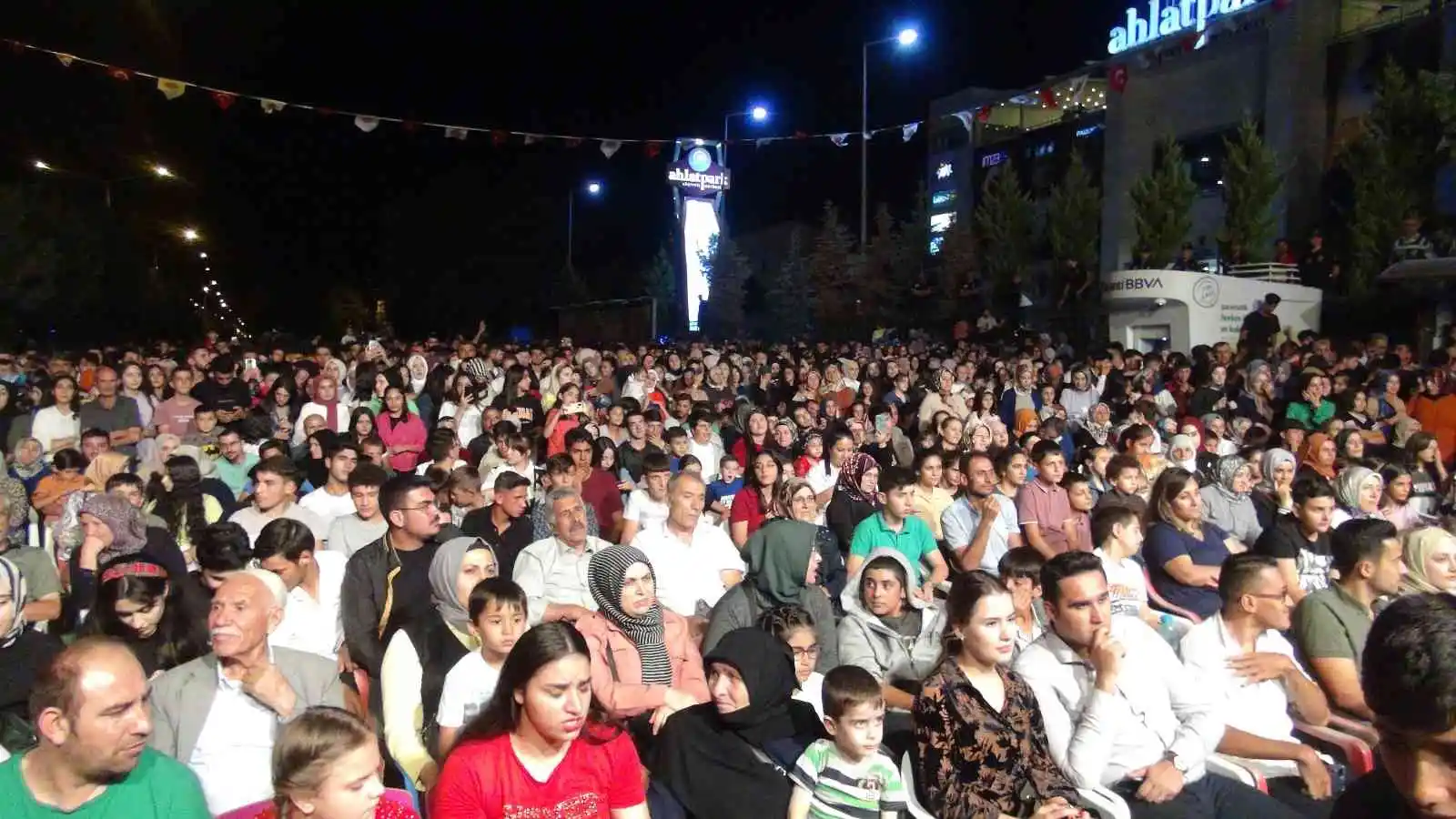 Sanatçı Azerin, Ahlatlılara unutulmaz bir gece yaşattı