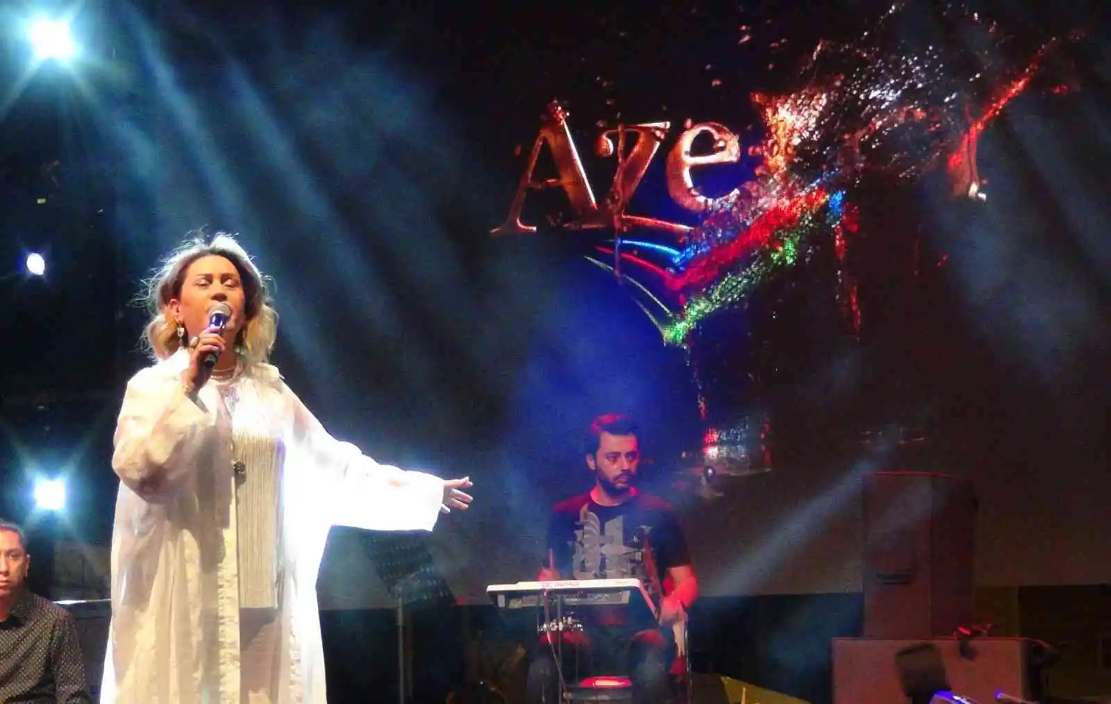 Sanatçı Azerin, Ahlatlılara unutulmaz bir gece yaşattı