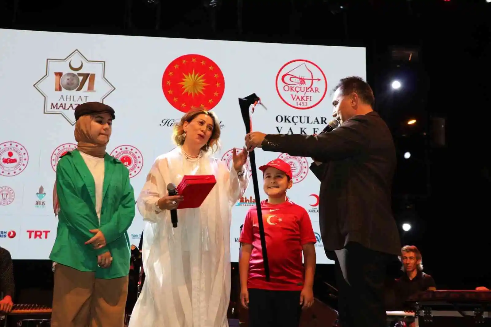 Sanatçı Azerin, Ahlatlılara unutulmaz bir gece yaşattı