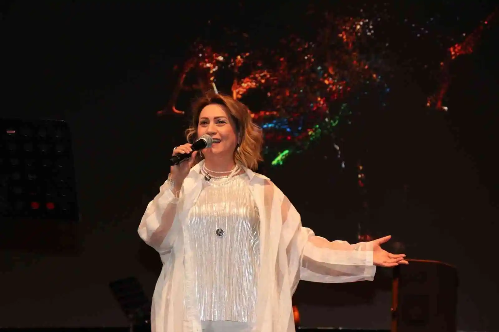 Sanatçı Azerin, Ahlatlılara unutulmaz bir gece yaşattı